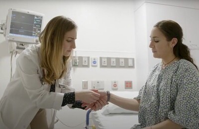 Кодирование Аквилонг в Чехове Врач держит пациентку за руку